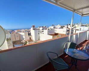 Habitación doble clásica, 1 cama matrimonial, vista al mar, frente al mar | Terraza o patio