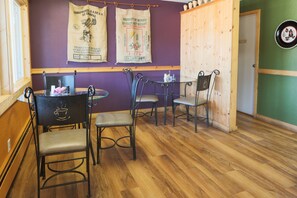 Cafe - Sea Parrot Inn (Seldovia)