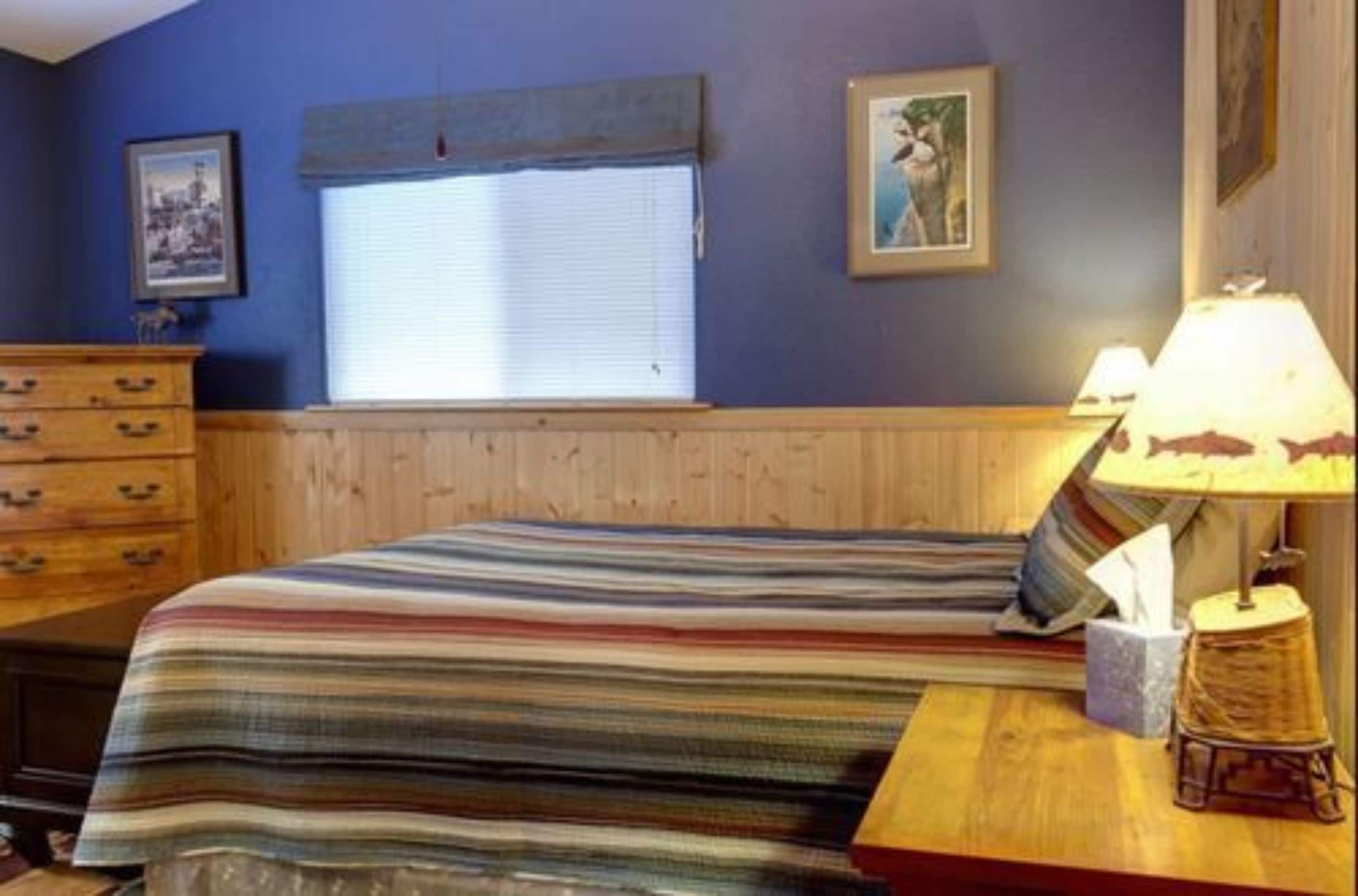 Decoración personalizada, muebles diferentes y cortinas blackout 
