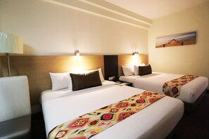 Minibar, in-room safe, desk, laptop workspace - Hotel Grand Continental Kuala Lumpur (Kuala Lumpur)