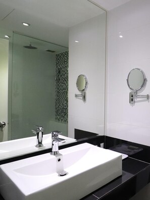 Douche, articles de toilette gratuits, sĂšche-cheveux