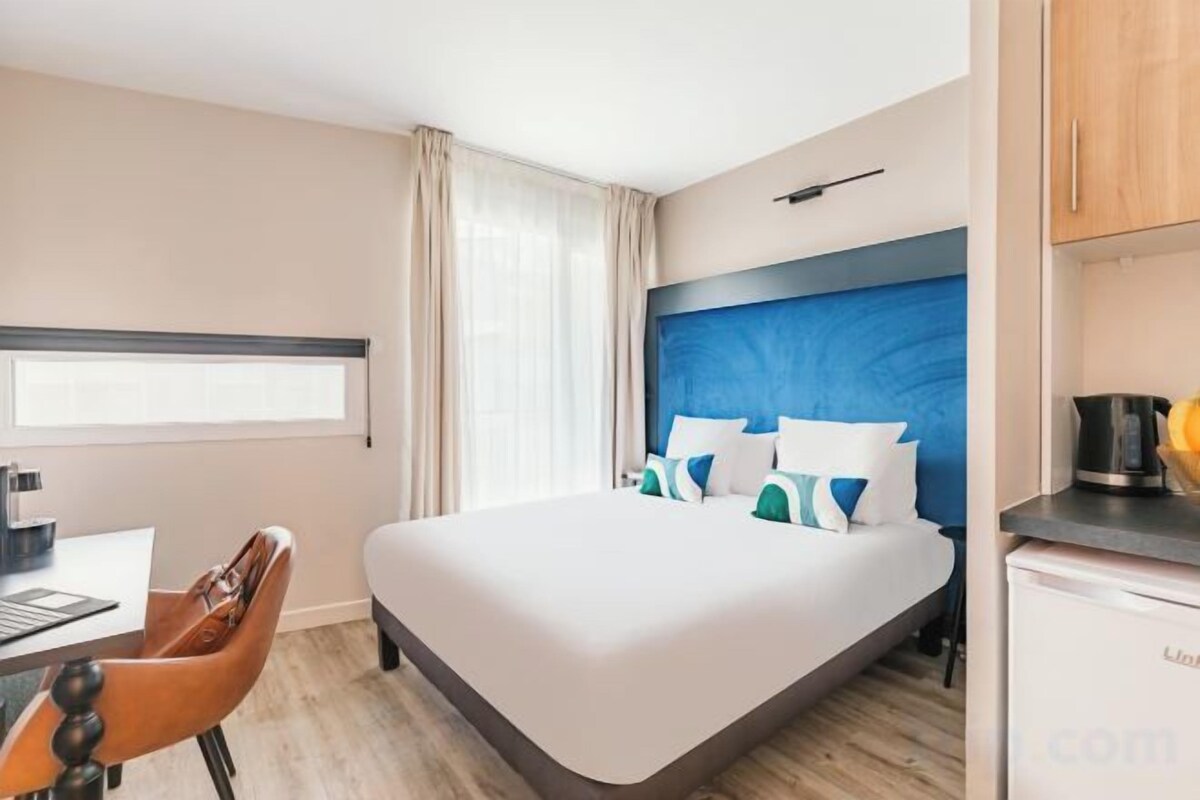 In-room safe, desk, soundproofing, iron/ironing board (on request)