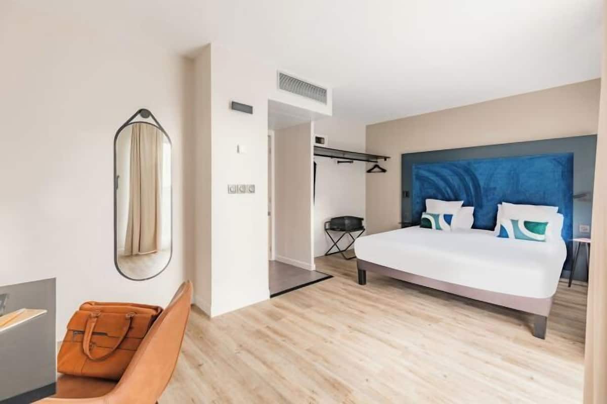 In-room safe, desk, soundproofing, iron/ironing board (on request)