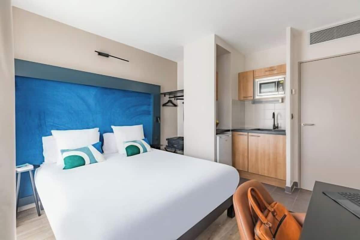 In-room safe, desk, soundproofing, iron/ironing board (on request)