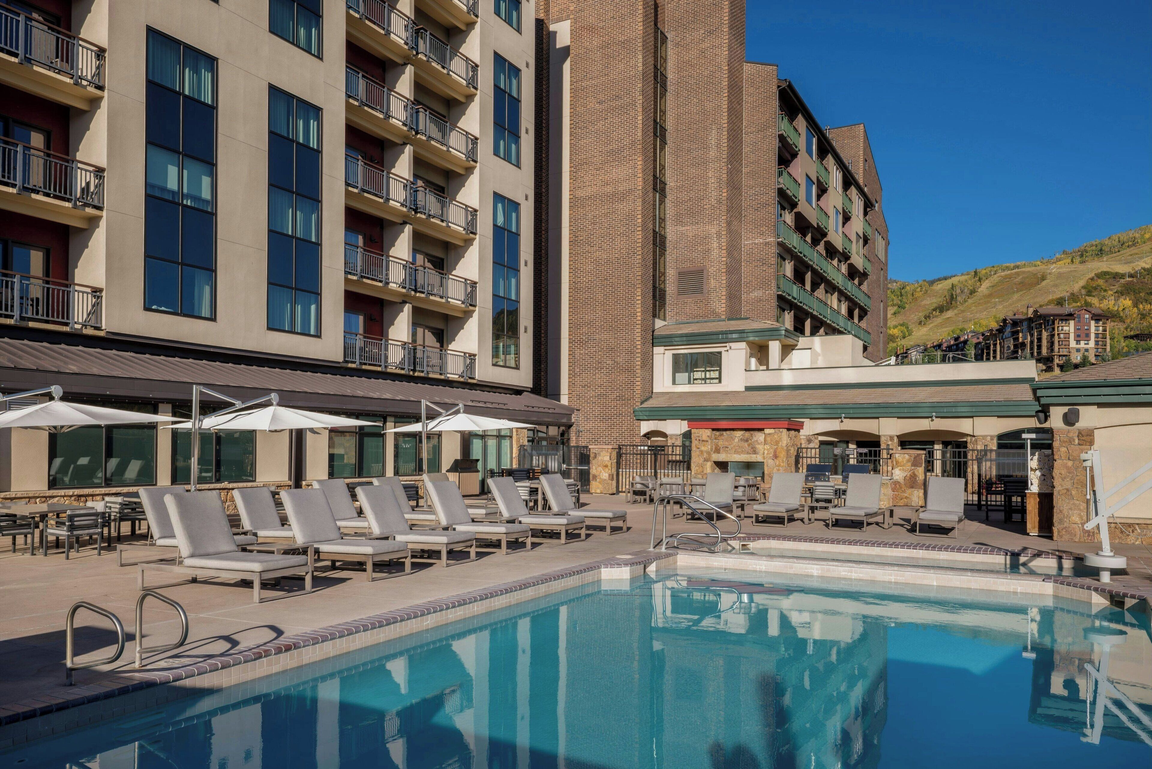 室外游泳池，池畔遮阳伞