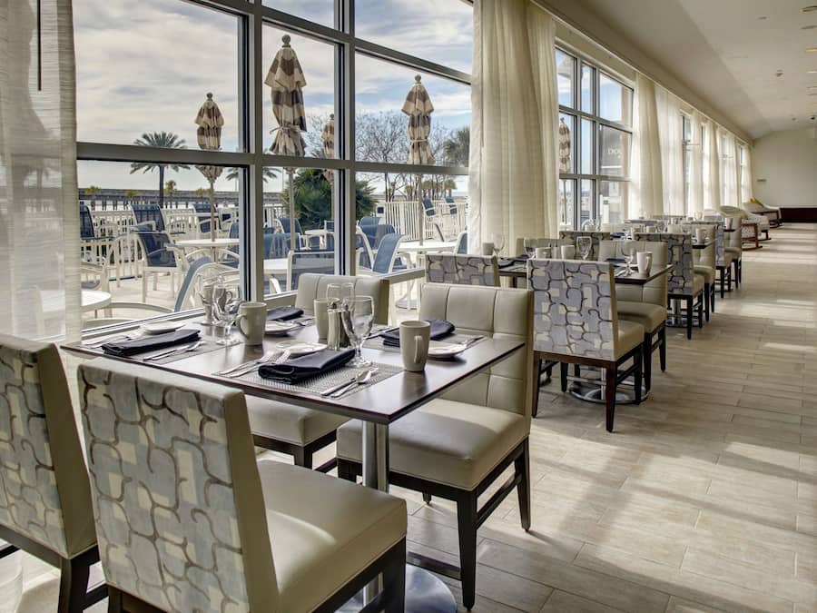 Aperto a colazione e pranzo, cucina regionale, con vista sulla piscina