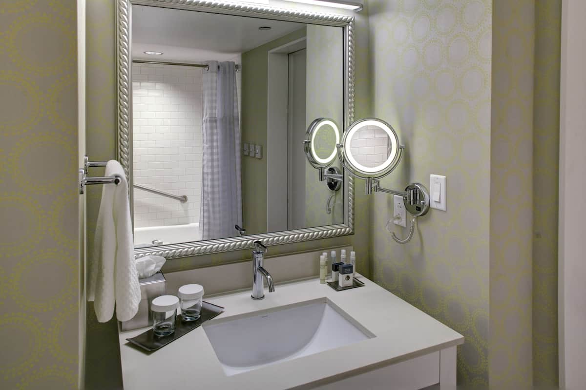 Combined shower/bathtub, free toiletries, hair dryer, towels