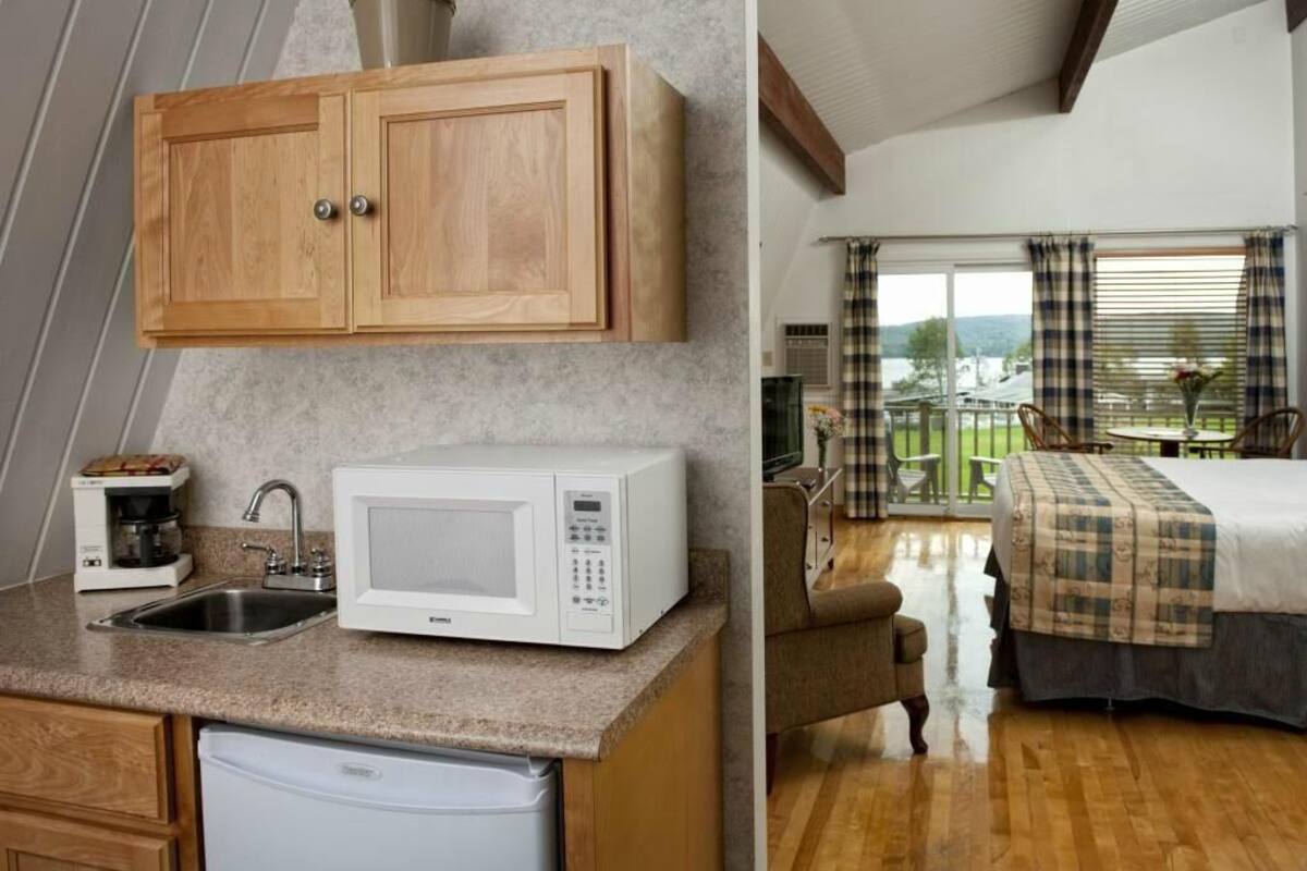 chalet, 1 queen bed | desk, blackout curtains, iron/ironing board, free wifi