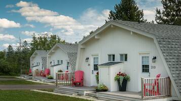 Chalet, 2 Queen Beds | Desk, blackout curtains, iron/ironing board, free WiFi