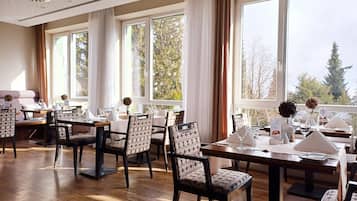 2 restaurants, serveren ontbijt, lunch, diner, lokale gerechten