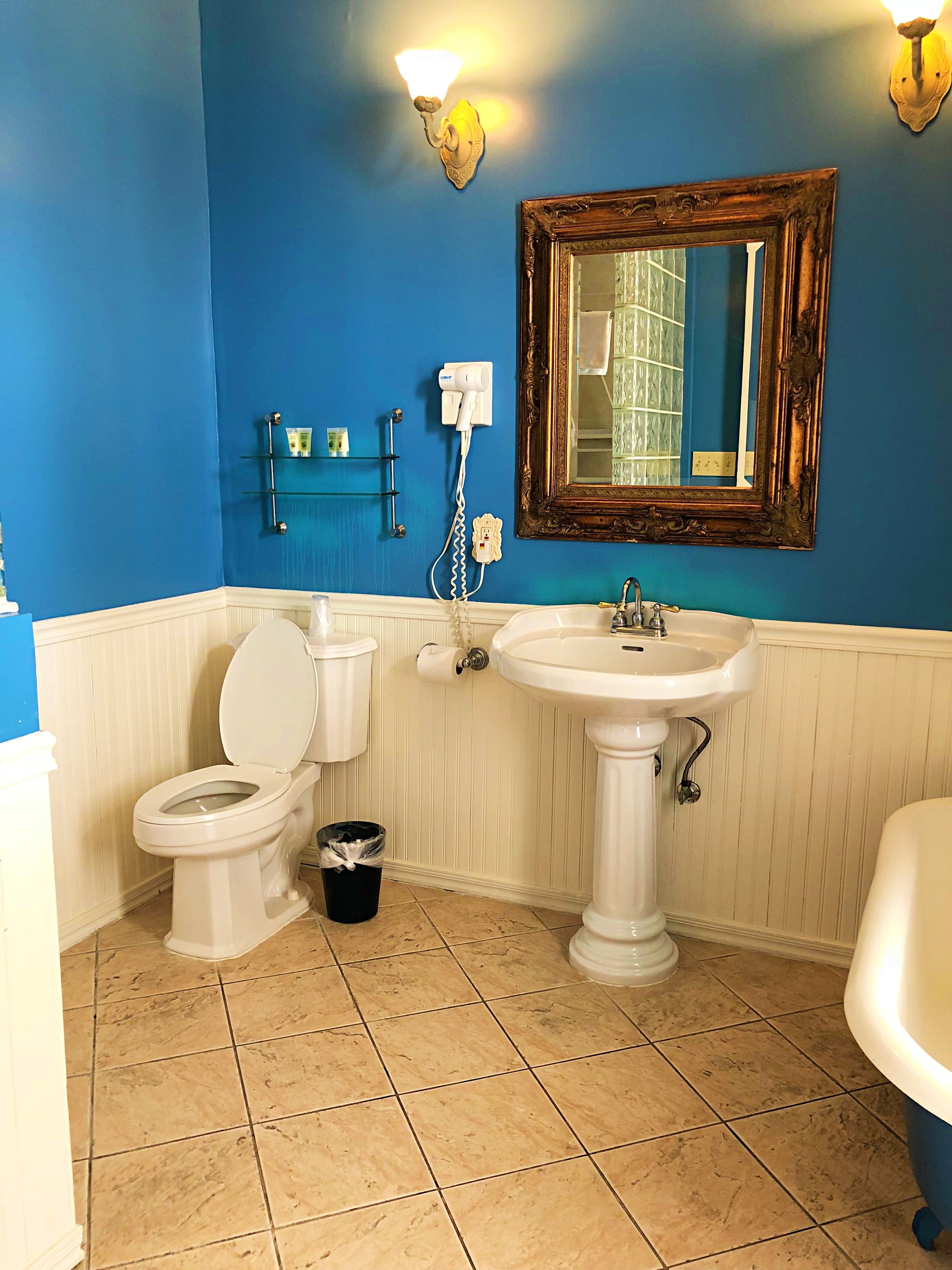 deluxe room | bathroom | free toiletries, hair dryer, towels