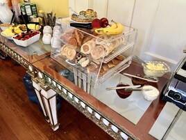 Free daily cooked-to-order breakfast 