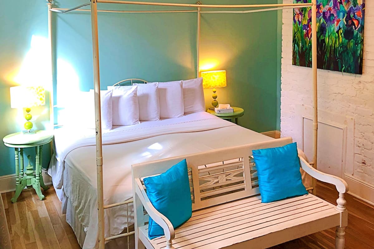 Standaard kamer, 1 kingsize bed | Luxe beddengoed, een strijkplank/strijkijzer, gratis wifi, beddengoed