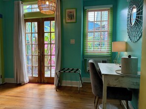 Standaard kamer, 1 queensize bed | Luxe beddengoed, een strijkplank/strijkijzer, gratis wifi, beddengoed