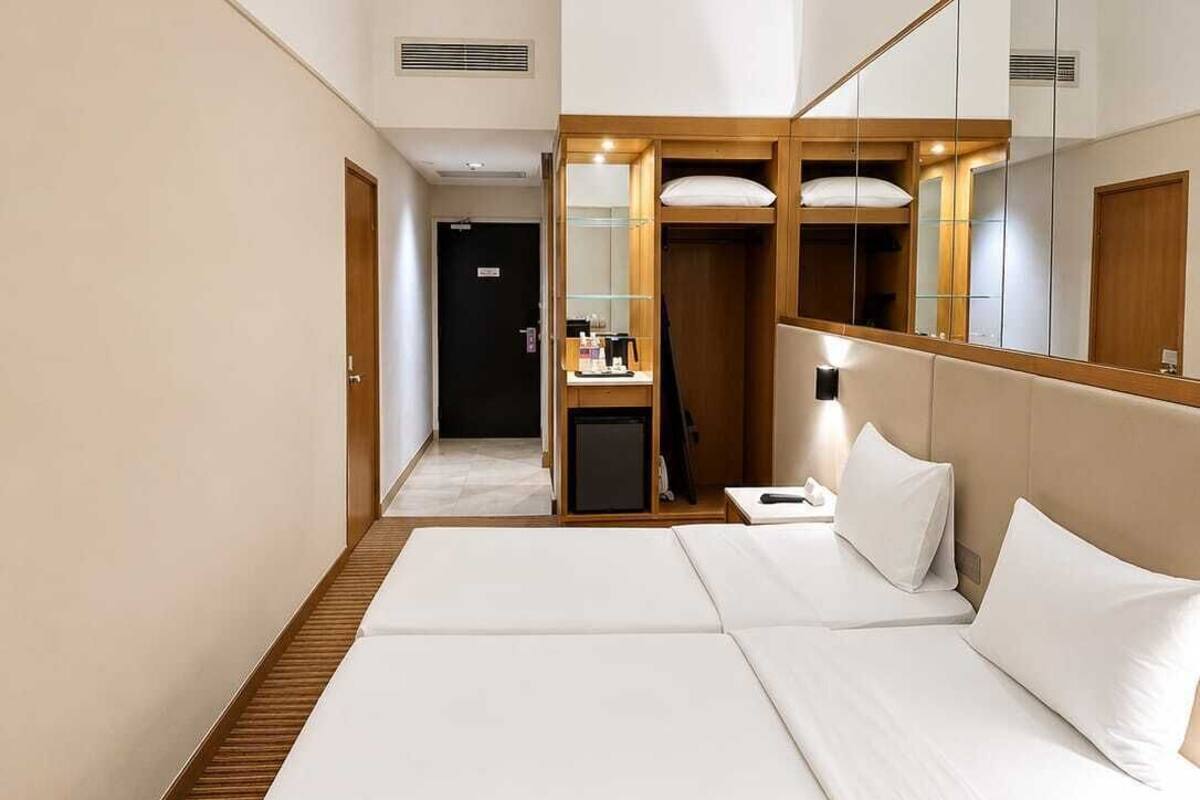 Phòng đôi hoặc 2 giường đơn Tiêu chuẩn, quang cảnh thành phố | Két bảo mật tại phòng, bàn, bàn ủi/dụng cụ ủi quần áo 