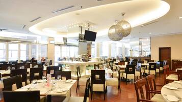 Breakfast, lunch, dinner served; international cuisine