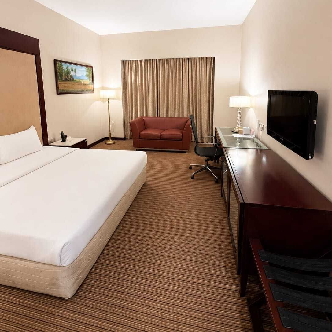 Deluxe Premier Room | In-room safe, individually furnished, desk, iron/ironing board