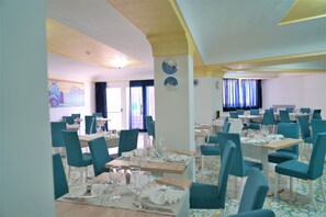 朝食、ランチ、ディナーに営業 (イタリア料理)