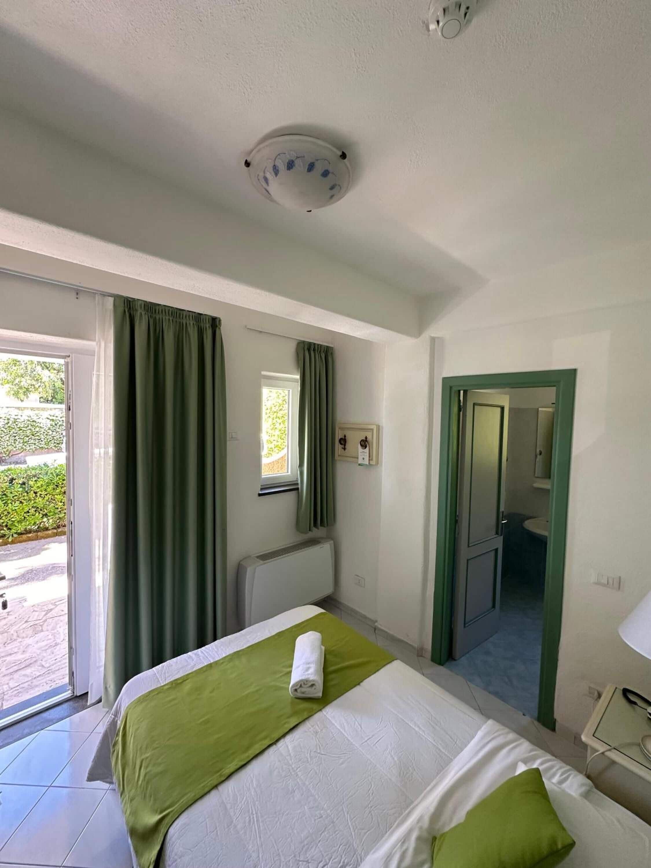 Camera singola, vista montagna | Minibar, una cassaforte in camera, una scrivania, insonorizzazione