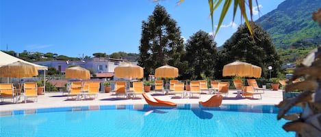 Piscine couverte, piscine extérieure, parasols de plage, chaises longues