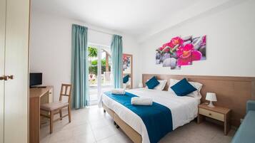 Frigobar, cofres nos quartos, escrivaninha, quartos à prova de som