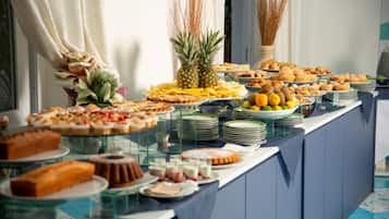 Se sirven desayunos, comidas, cenas y cocina italiana