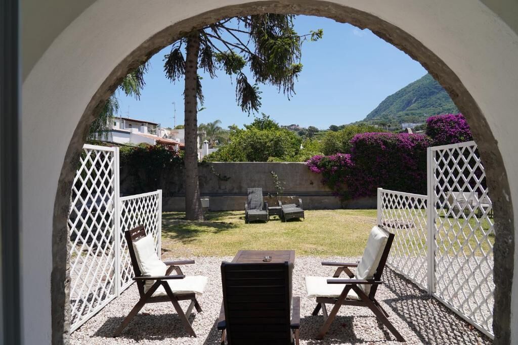 Chambre triple, balcon, vue sur la montagne | Minibar, coffre-fort, bureau, système d’insonorisation