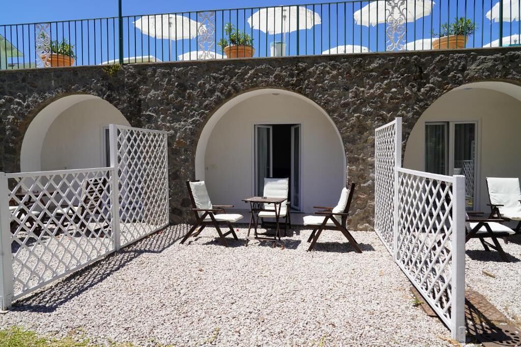 Dreibettzimmer, Balkon, Bergblick | Minibar, Zimmersafe, Schreibtisch, schallisolierte Zimmer