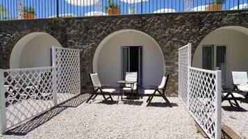 Dreibettzimmer, Balkon, Bergblick | Minibar, Zimmersafe, Schreibtisch, schallisolierte Zimmer