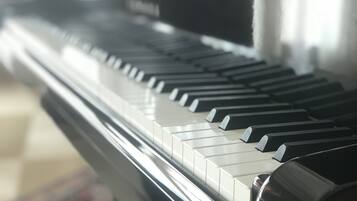 Un gros plan d’un clavier de piano.