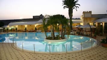 Piscina stagionale all'aperto, ombrelloni da piscina, lettini