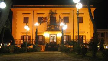 Fassade der Unterkunft â Abend/Nacht