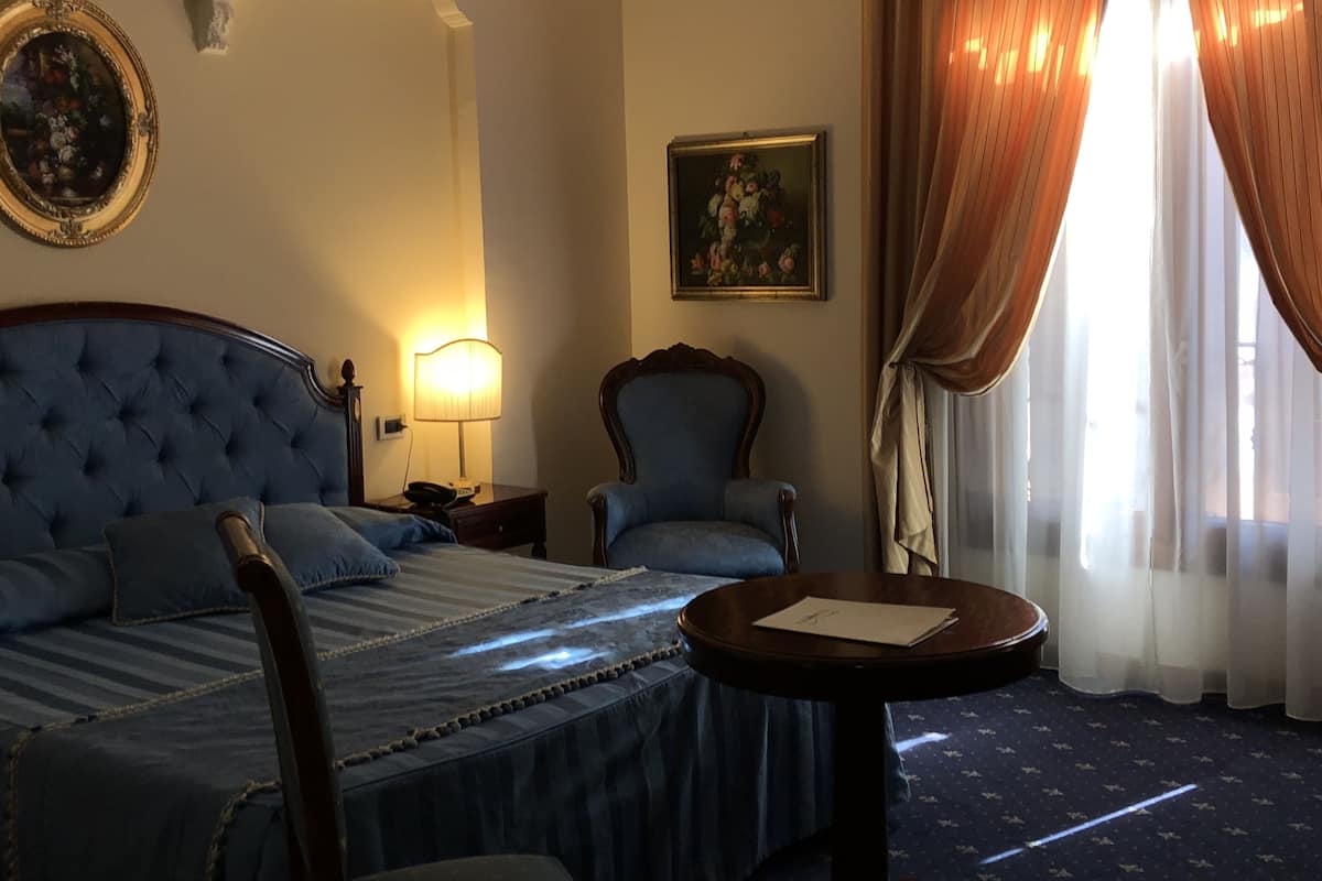 comfort room | 1 bedroom, hypo-allergenic bedding, minibar, in-room safe