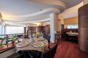 Aperto a colazione, pranzo e cena, cucina italiana