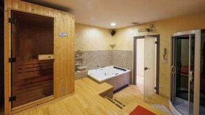 A wooden sauna room with a glass-enclosed shower area. - Residence Hotel Torino Uno (Turin)