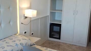 Camera con letto matrimoniale o 2 letti singoli | Minibar, una cassaforte in camera, Wi-Fi gratuito, lenzuola