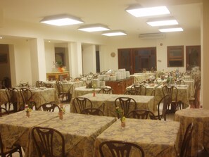 供应晚餐，地方菜