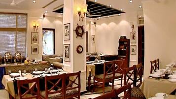 Se sirven desayunos, comidas y cenas con mesas al aire libre