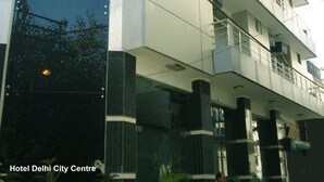 Een hotel met meerdere verdiepingen, met een modern architectuurontwerp, балконы en grote ramen.