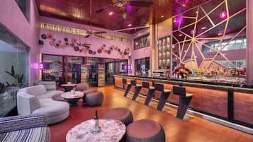 3 bares, bar en la azotea, salón en el lobby