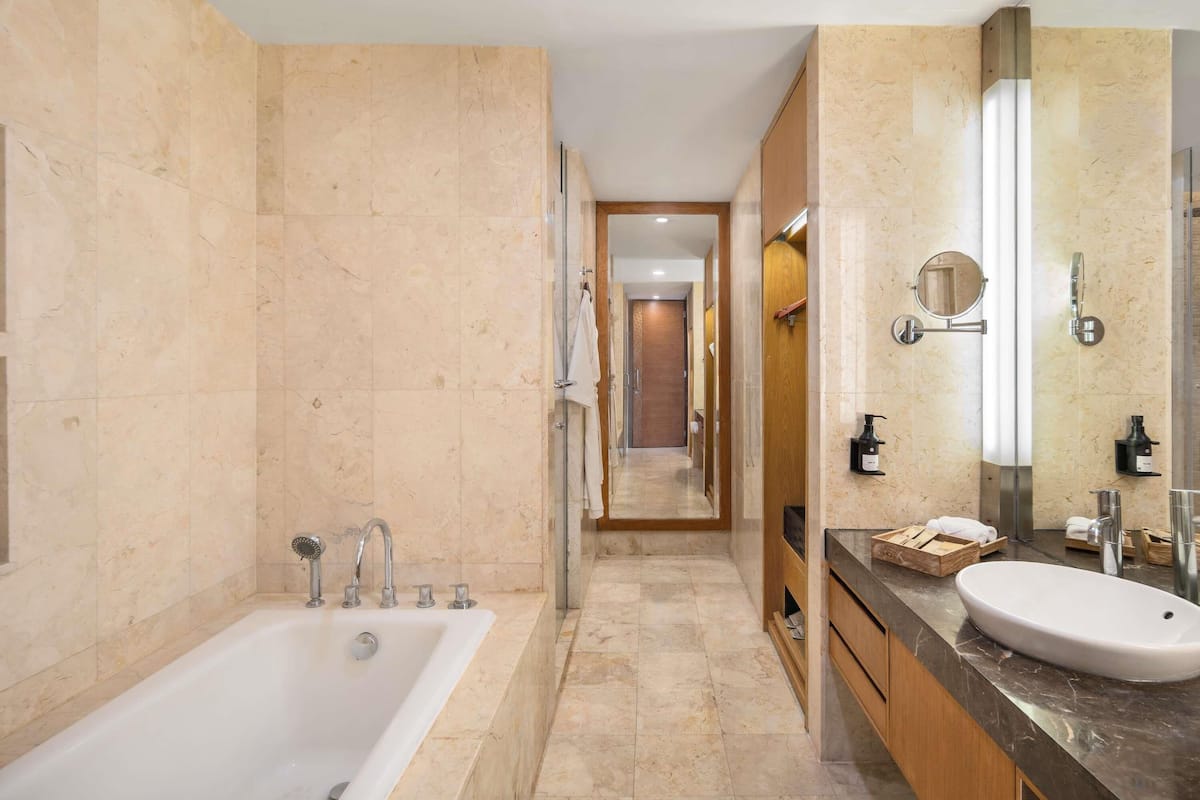 Deluxe Room, 1 King Bed, Garden View (Executive) | Premium bedding, in-room safe, desk, laptop workspace