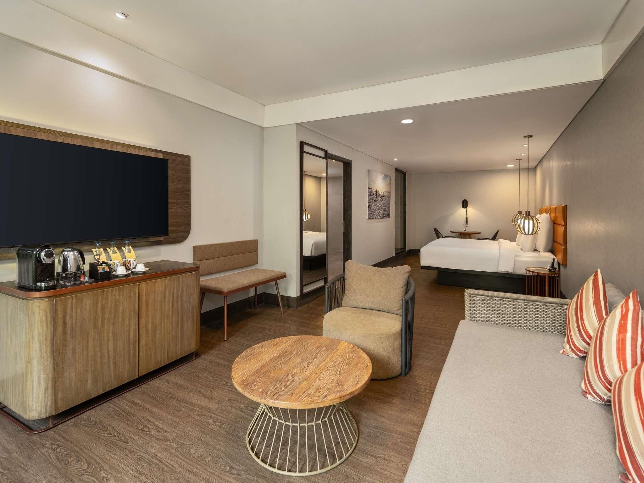 Deluxe Room, 1 King Bed, Garden View (Premium) | Premium bedding, in-room safe, desk, laptop workspace