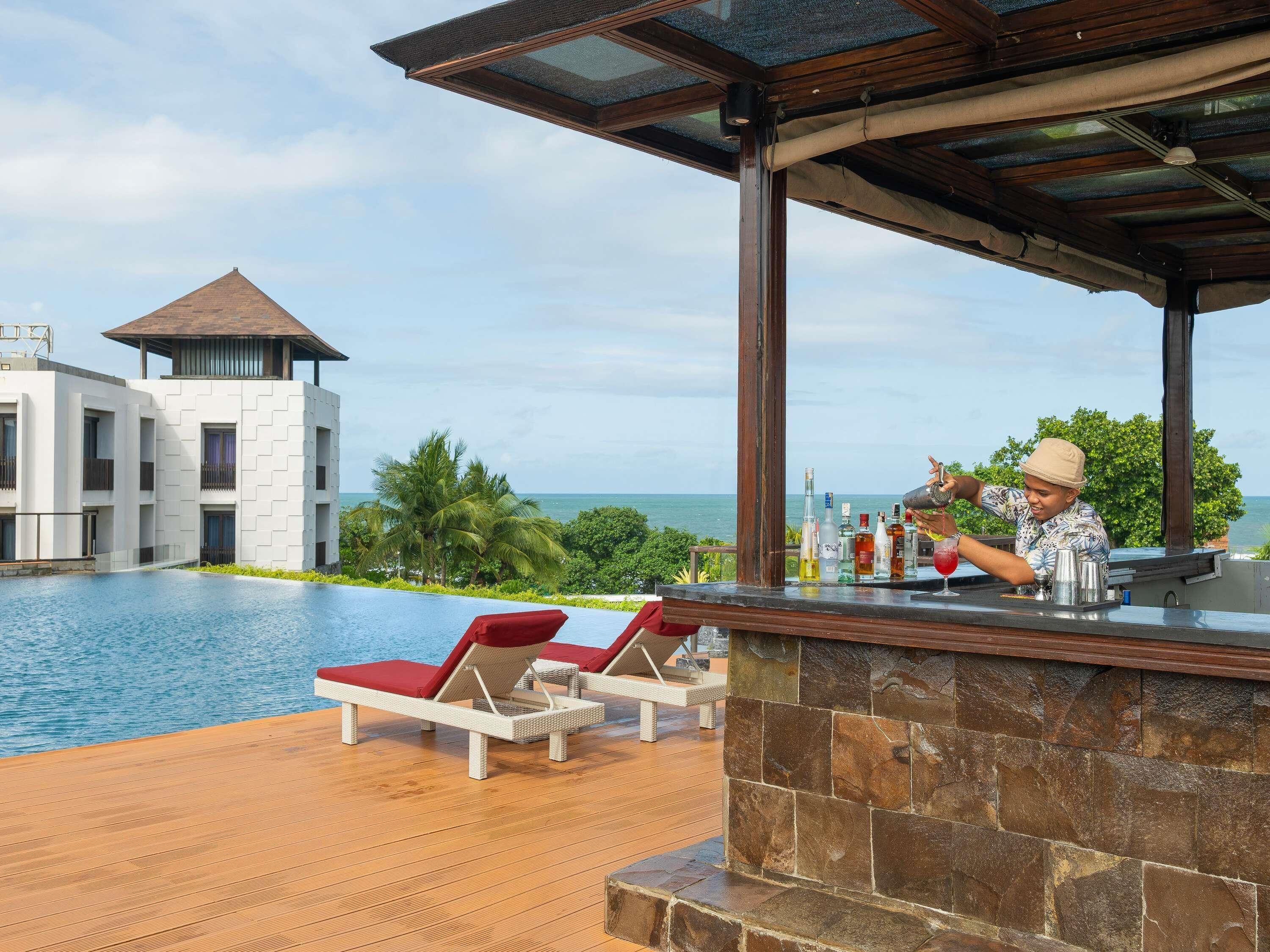 3 bares, bar en la azotea, salón en el lobby