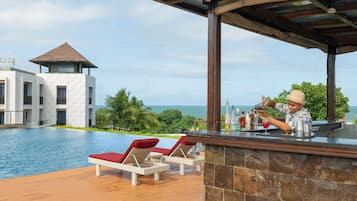 3 bares, bar en la azotea, salón en el lobby