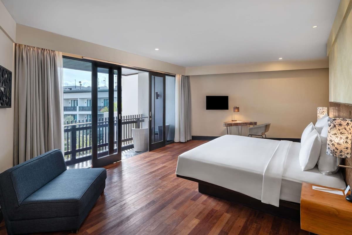 Premium bedding, in-room safe, desk, laptop workspace