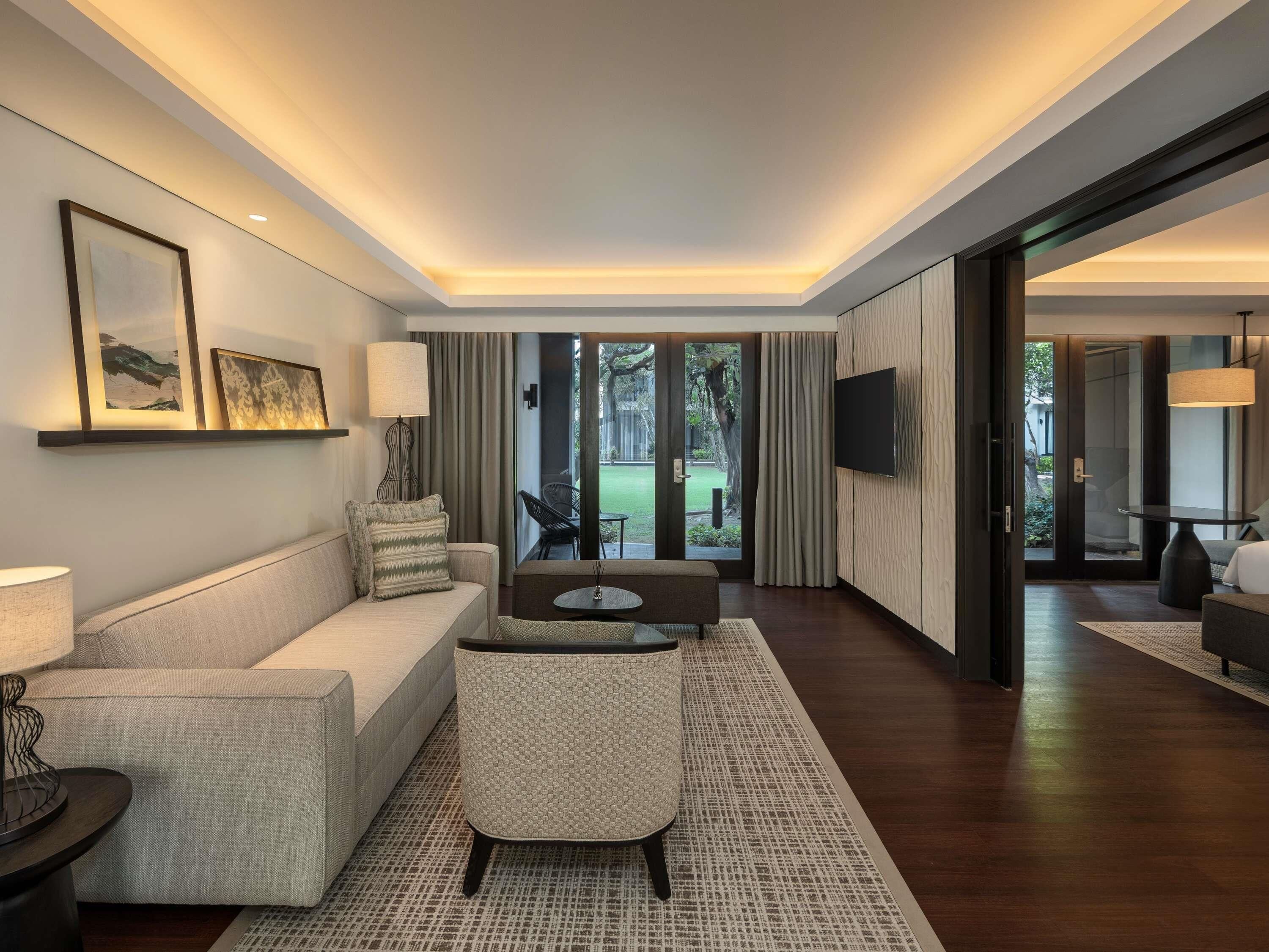 Bộ đồ giường cao cấp, két bảo mật tại phòng, bàn 