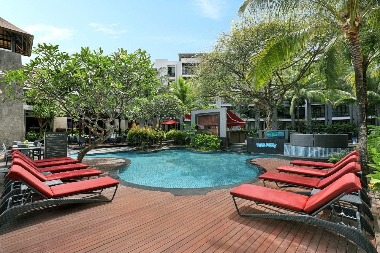 3 outdoor pools, pool umbrellas, pool loungers