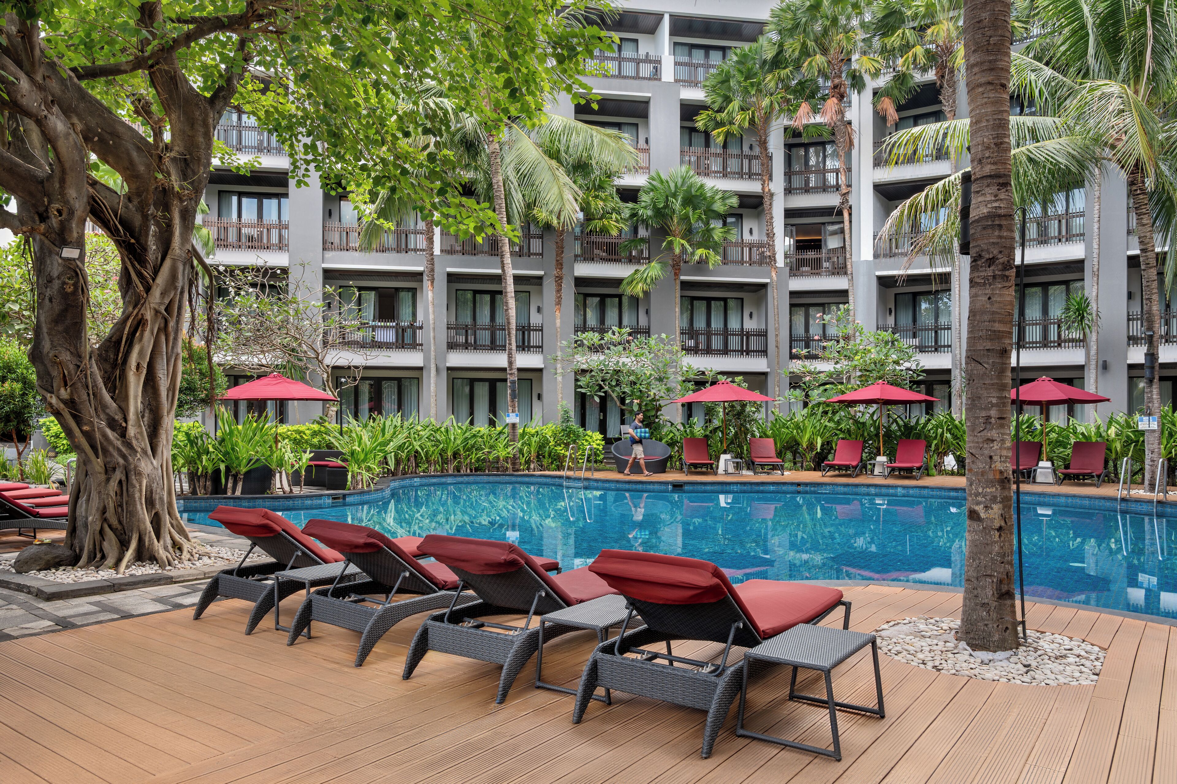 3 outdoor pools, pool umbrellas, pool loungers