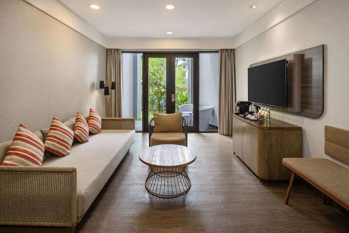 Ropa de cama de alta calidad y caja de seguridad en la habitación