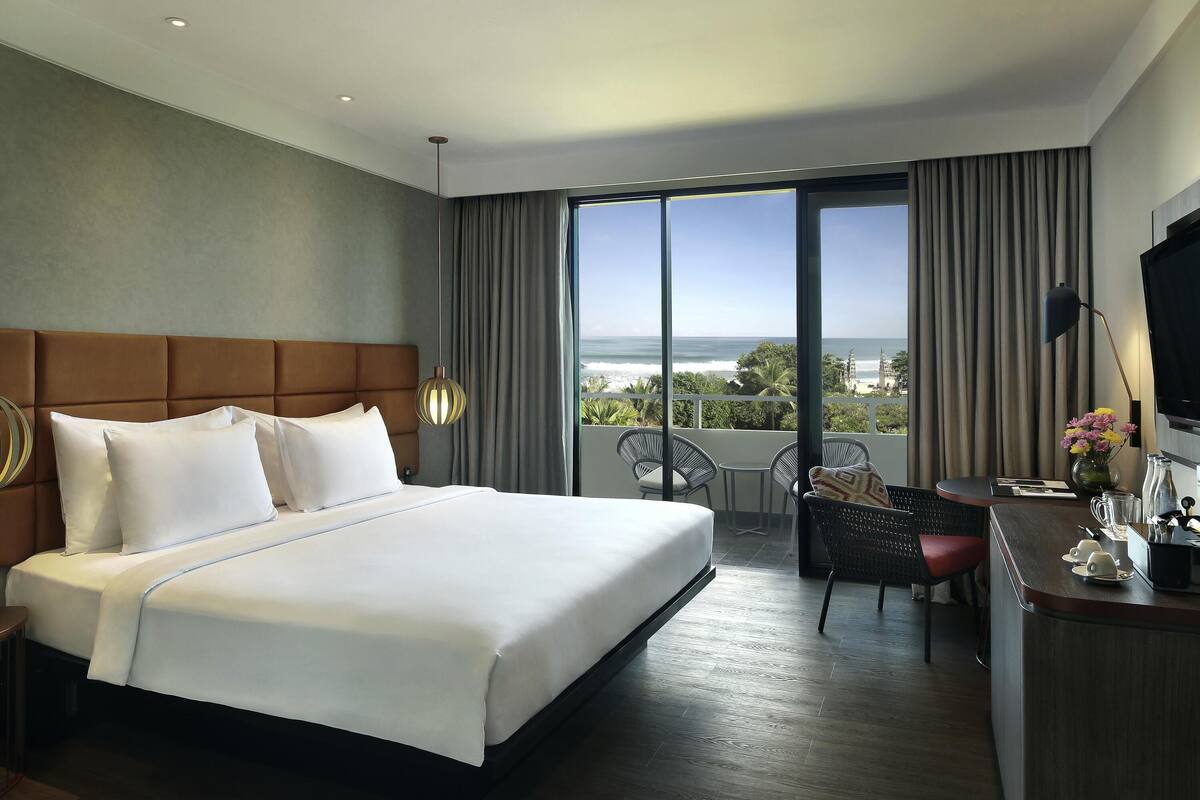 Deluxe Room, 1 King Bed, Ocean View (Premium) | Premium bedding, in-room safe, desk, laptop workspace